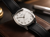 Il Timex Marlin Tonneau TW2Y84300IK presenta un quadrante bianco