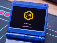 L'Anbernic RG34XX SP con muOS Pixie. (Fonte: Retro Handhelds)