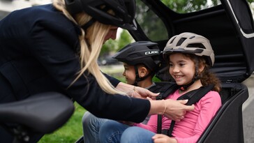 Il Cube Trike Family Hybrid può ospitare due bambini fianco a fianco sui sedili posteriori coperti. (Fonte: Cube)