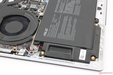 Totale di 6 altoparlanti integrati (2x tweeter up-firing, 4x woofer)