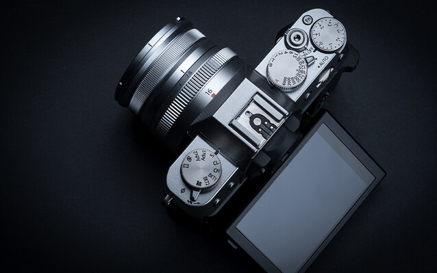 La Fujifilm X-T30 II ha molto dello stesso stile visivo e dello stesso design ergonomico della X100VI. (Fonte: Fujifilm)
