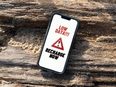 schermata dell'iPhone che mostra un messaggio persistente di avviso di ricarica dati insufficiente. (Fonte immagine: Arpit Brandings via Pexels, modificato)
