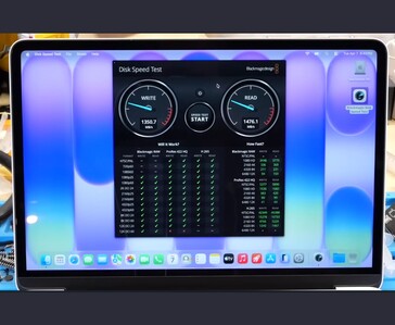Il MacBook Neo mostra i risultati del Blackmagic Disk Speed Test con velocità di scrittura di ~1350 MB/s e di lettura di ~1476 MB/s sull'SSD da 256 GB di serie