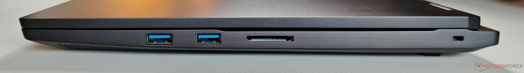 A destra: 2x USB-A 3.2 Gen.1 (5 GBit/s), lettore di schede SD, Kensington Nano Saver Lock