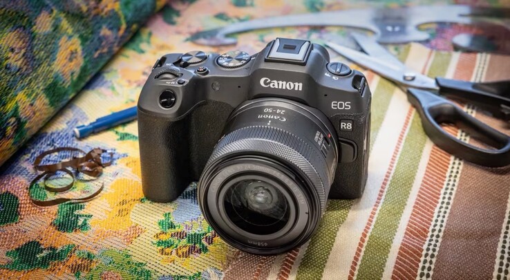Il successore di Canon EOS R8, qui raffigurato, avrà un design retrò.