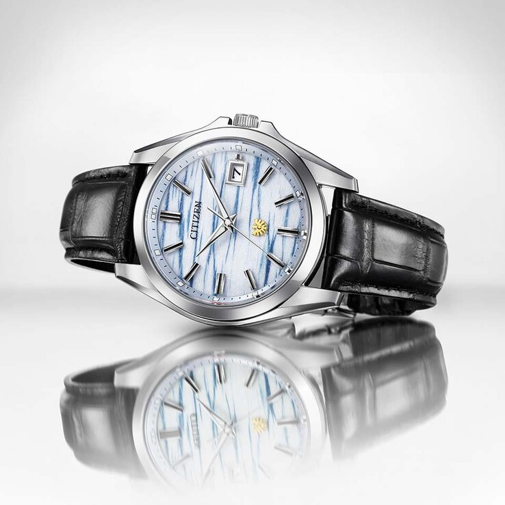 L'orologio Citizen AQ4090-08A appoggiato su una superficie riflettente, che mette in risalto il quadrante in carta washi color indaco e il cinturino in pelle nera.