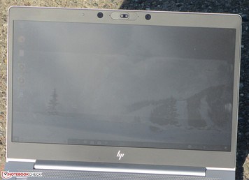 L'EliteBook in uso esterno (fotografato in una giornata luminosa; luce solare diretta)