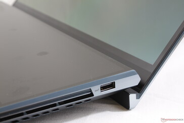 Le cerniere posteriori ErgoLift sono ritornate dai precedenti computer portatili ZenBook per regolare l'angolazione della base per una migliore ergonomia.