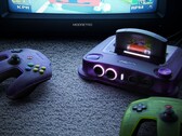 Un'immagine di ModRetro M64 con i suoi controller
