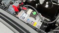 Tesla ha sostituito le vecchie batterie al piombo da 12 V con batterie agli ioni di litio solo l&#039;anno scorso (immagine: Teslascope)