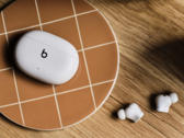 Le cuffie Beats Studio Buds Plus sono disponibili in tre varianti di colore, tra cui Transparent. (Fonte: Apple)