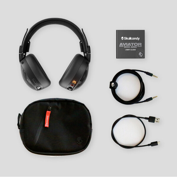Skullcandy Aviator 900 ANC viene fornito con un cavo di ricarica e un cavo AUX. (Fonte: Skullcandy)