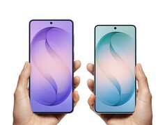 In termini di dimensioni dello schermo, Galaxy S27 Pro dovrebbe posizionarsi perfettamente tra Galaxy S26 Plus (a sinistra) e Galaxy S26 (a destra) qui raffigurati.