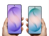 Il Galaxy S27 Plus e il Galaxy S27 saranno dotati delle stesse fotocamere per selfie dei modelli precedenti raffigurati qui.
