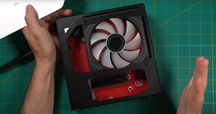 Basta rimuovere due viti e i piedini in gomma per accedere alla coppia di slot M.2 2280 di EVO-X2. (Fonte immagine: GMKtec)