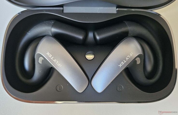 Come molti auricolari Bluetooth, questi auricolari con intelligenza artificiale si ricaricano direttamente nella loro custodia.