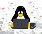 Un pinguino in stile Tux sopraffatto dalle segnalazioni di bug generate dall'AI che inondano l'area di lavoro di uno sviluppatore Linux.