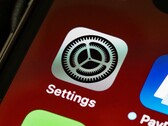 Primo piano dello schermo di un iPhone che mostra l’icona dell’app Impostazioni