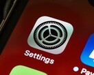 Primo piano dello schermo di un iPhone che mostra l’icona dell’app Impostazioni