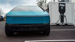 cybertruck da 800 V che si carica con una pila da 350 kW (immagine: Nxu/X)