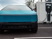 cybertruck da 800 V che si carica con una pila da 350 kW (immagine: Nxu/X)