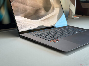 Lo Zenbook S16 convince con un telaio sottile e un'ottima qualità costruttiva.