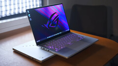 Due delle sei SKU di 2024 Asus ROG Zephyrus G14 sono ora disponibili per l&#039;acquisto (Fonte immagine: NotebookcheckReviews su YouTube)