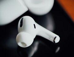 Gli AirPods Pro di nuova generazione Apple avranno due fotocamere.
