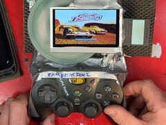 Il portatile di gioco 'Frankenstein' PlayStation 2 slim fai da te, con un'unità disco a vista