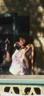 Una donna con un'iguana sulla spalla che sembra indossare un proprio abito (screenshot ingrandito di GTA 6).