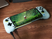 La versione 5.0 di GameHub introduce anche un aumento delle prestazioni. Nella foto: Hollow Knight: Silksong in esecuzione su un telefono Android. (Fonte immagine: GameSir e Steam - modificato)