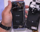 Google Pixel 9a sostituzione della batteria smontaggio