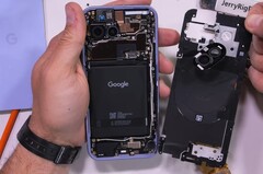 Google Pixel 9a sostituzione della batteria smontaggio