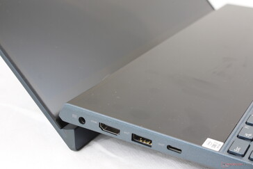 Le cerniere sembrano più solide e meno soggette a oscillazioni rispetto alle cerniere del Surface Laptop 3 15
