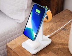 L'iPhone 13 e l'iPhone 14 di Apple ora si caricano anche su caricatori Qi2 con 15 watt. (Immagine: Twelve South)