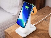 L'iPhone 13 e l'iPhone 14 di Apple ora si caricano anche su caricatori Qi2 con 15 watt. (Immagine: Twelve South)