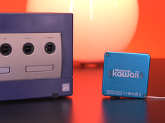 Uno screenshot che mostra il Nintendo Gamecube accanto al piccolo portachiavi Nintendo Kawaii Wii