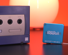 Uno screenshot che mostra il Nintendo Gamecube accanto al piccolo portachiavi Nintendo Kawaii Wii