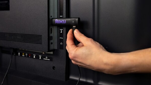 Gli Streaming Stick Roku 2025 hanno un design sottile e possono essere alimentati dalla porta USB del televisore. (Fonte: Roku)