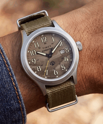 Il Timex TW2Y89500 è dotato di un quadrante mimetico color cuoio