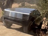 Il Tesla Cybertruck ha dato spettacolo scalando la pendenza di Hollister Hill Stair Step durante una recente uscita di prova in fuoristrada. (Fonte immagine: @stretch_thecj2l su Instagram)