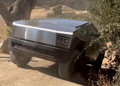 Il Tesla Cybertruck ha dato spettacolo scalando la pendenza di Hollister Hill Stair Step durante una recente uscita di prova in fuoristrada. (Fonte immagine: @stretch_thecj2l su Instagram)