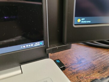 Coperchio del laptop in basso a destra con l'estensore FOPO collegato