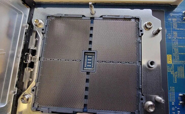 Il socket AMD EPYC Genoa. (Fonte: Yuuki_AnS)
