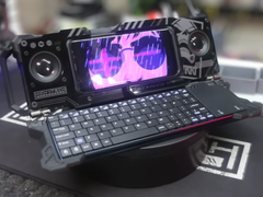 Il Cyberdeck ricco di funzioni in mostra (fonte: High Tech Low Life YT)