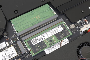 Slot SODIMM 2x DDR5 accessibili. Non possiamo notare alcun rumore elettronico o fruscio della bobina dalla nostra unità di test