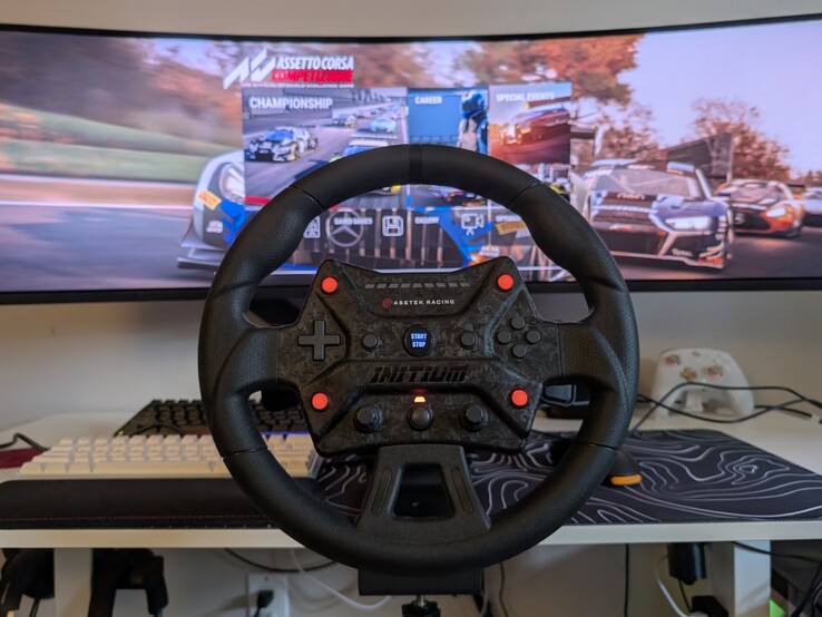 Volante Asetek Initium con Assetto Corsa Competizione su PC.