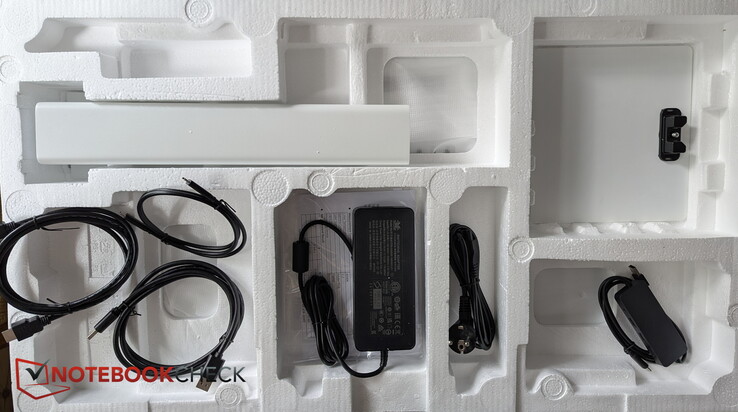 Cavi (HDMI, DP, USB-C), alimentatore, supporto e hub USB