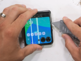 Il Razr Plus. (Fonte: JerryRigEverything via YouTube)