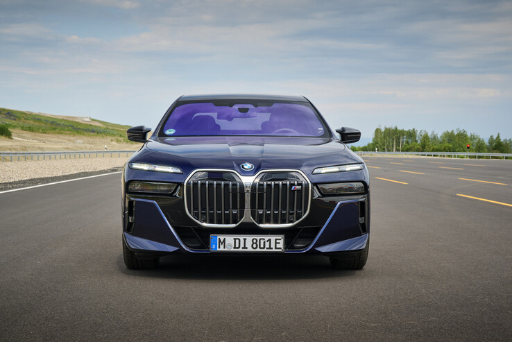 I sensori LiDAR montati anteriormente interrompono la griglia del rene per abilitare il Personal Pilot L3 nelle vetture BMW Serie 7 del 2024. (Fonte: BMW)